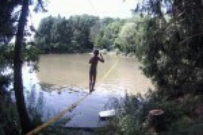 Eine Slackline über den See gespannt - für die Kinder ein riesen Spass