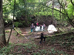 mit Jugendlichen am Bach ein Lager gebaut