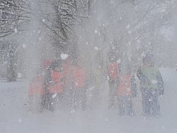 mit Kindern eine Schneedusche erleben